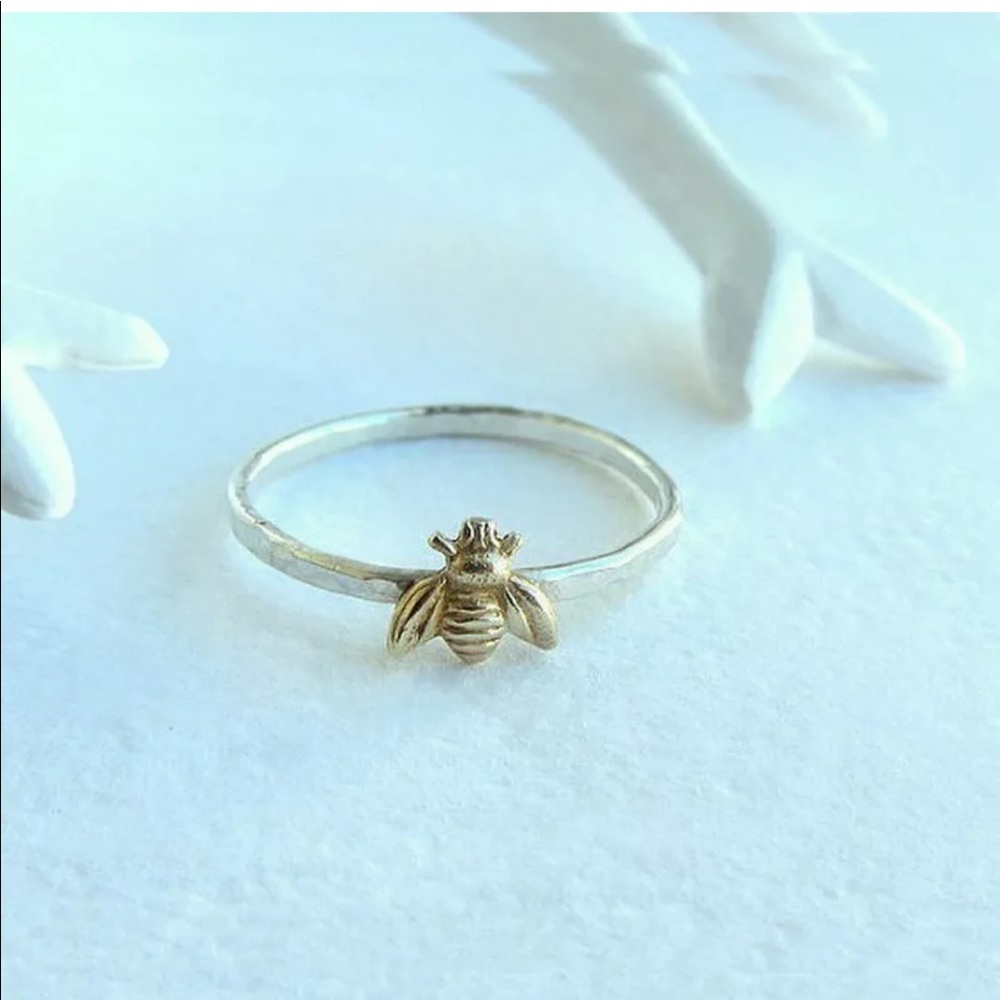 New gold plated bee women’s style ring size 7 - Picture 2 of 4